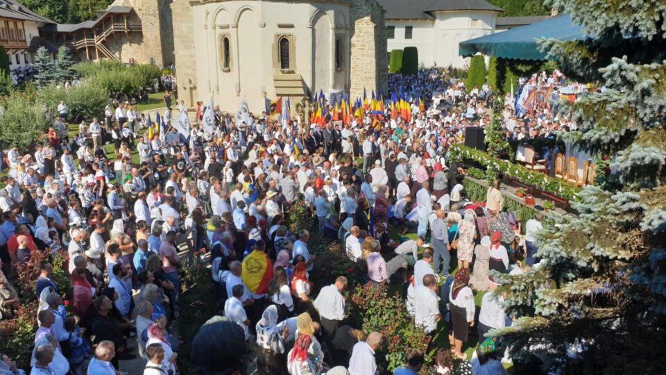 Mii de pelerini au fost prezenți la hramul Mănăstirii Putna și la aniversarea a 150 de ani de la Marea Serbare a Românilor de la Putna