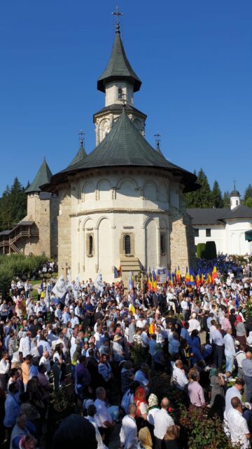 Mii de pelerini la hramul Manastirii Putna