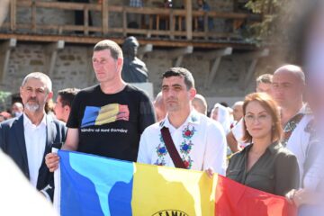 Mii de pelerini la hramul Manastirii Putna