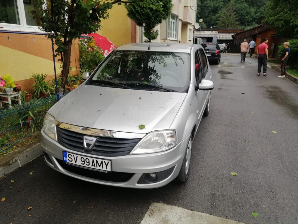 Mașina pe care au căzut plăci de azbociment