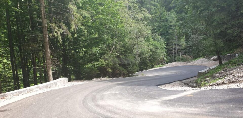 Au început lucrările de asfaltare a DJ 175A, Câmpulung Moldovenesc-Rarău, prin Izvorul Alb