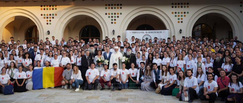 Patriarhul României alături de participanții la Congresului Studențesc Aniversar organizat la Mănăstirea Putna Patriarhul României alături de participanții la Congresului Studențesc Aniversar organizat la Mănăstirea Putna