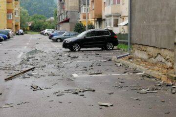 La Gura Humorului, mai multe plăci de azbociment au căzut de pe acoperișul unui bloc