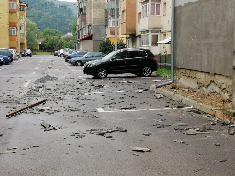 La Gura Humorului, mai multe plăci de azbociment au căzut de pe acoperișul unui bloc La Gura Humorului, mai multe plăci de azbociment au căzut de pe acoperișul unui bloc