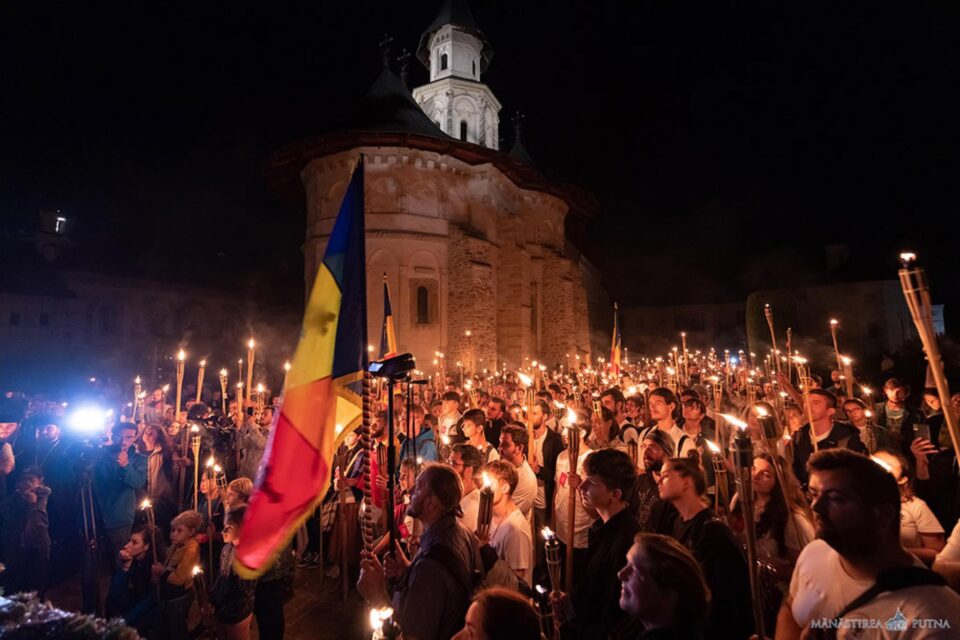 Sute de tineri au aprins torțe și au cântat imnuri religioase și cântece patriotice la Putna Sursă foto: Mănăstirea Putna