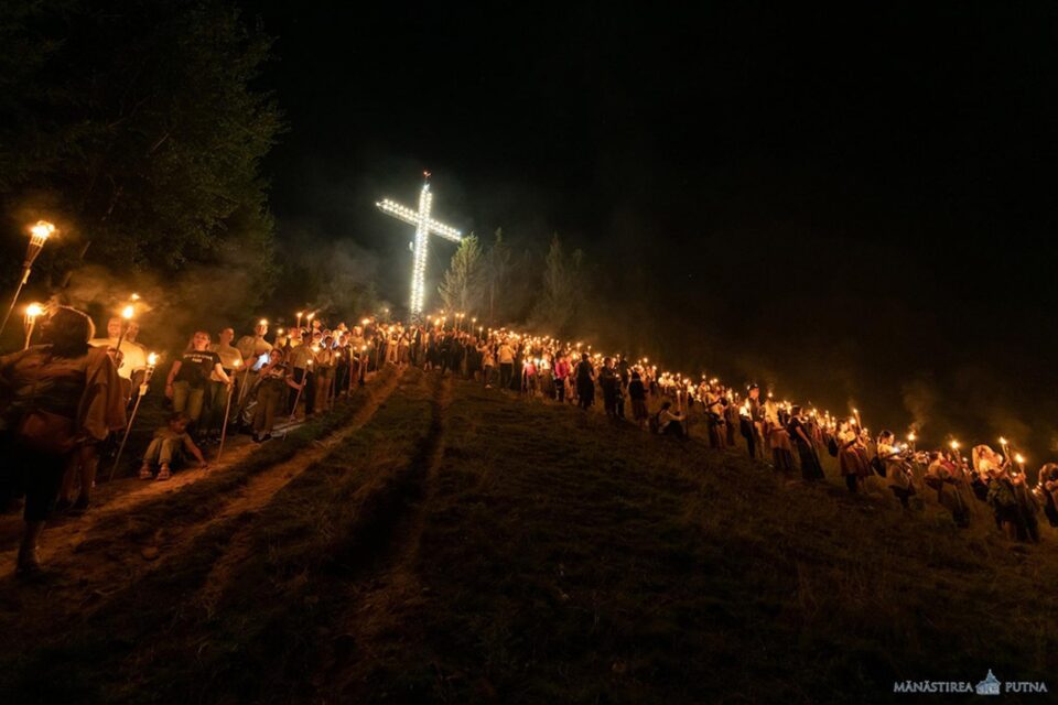 Sute de tineri au aprins torțe și au cântat imnuri religioase și cântece patriotice la Putna Sursă foto: Mănăstirea Putna
