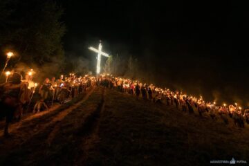 Sute de tineri au aprins torțe și au cântat imnuri religioase și cântece patriotice la Putna Sursă foto: Mănăstirea Putna