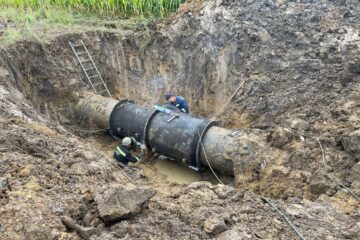 Crater uriaș format în câmp, la Berchișești, de apa care a țâșnit din conducta magistrală de alimentare cu apă a Sucevei