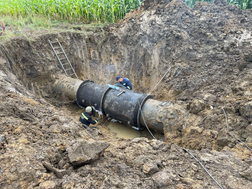 Crater uriaș format în câmp, la Berchișești, de apa care a țâșnit din conducta magistrală de alimentare cu apă a Sucevei