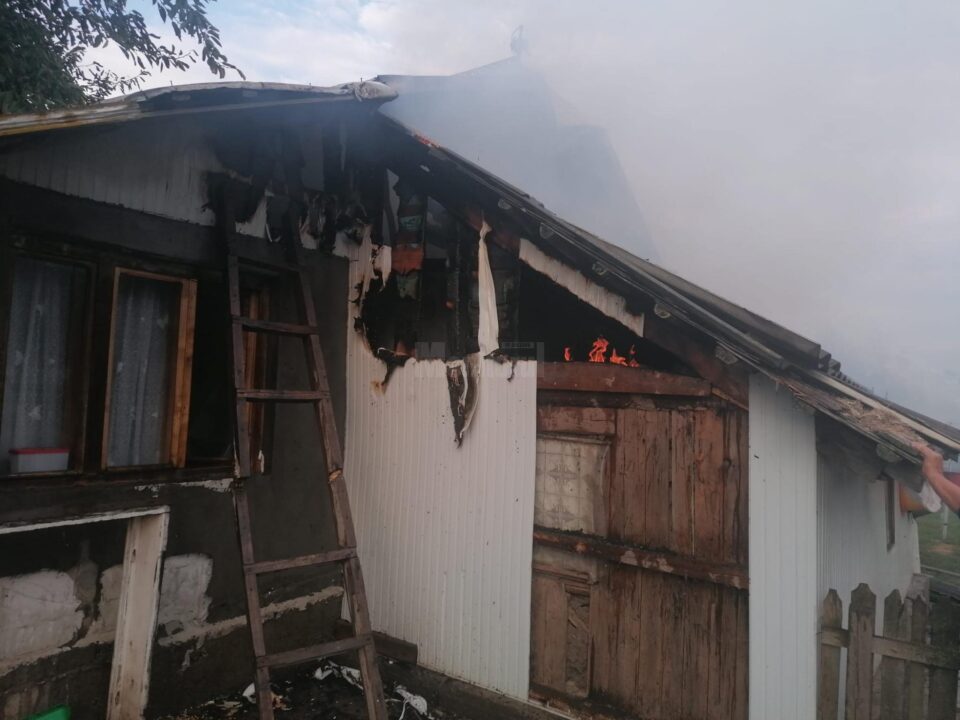O casă și o bucătărie de vară, afectate de flăcări într-un sat din comuna Bunești