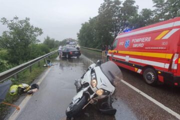 Motocicleta avariata si locul accidentului petrecut pe DN 2, la Danila