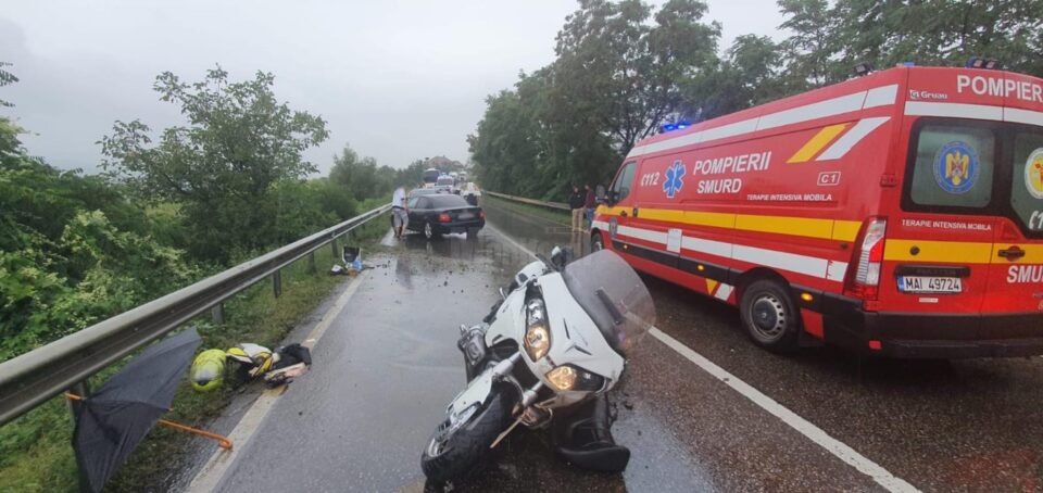 Motocicleta avariata si locul accidentului petrecut pe DN 2, la Danila