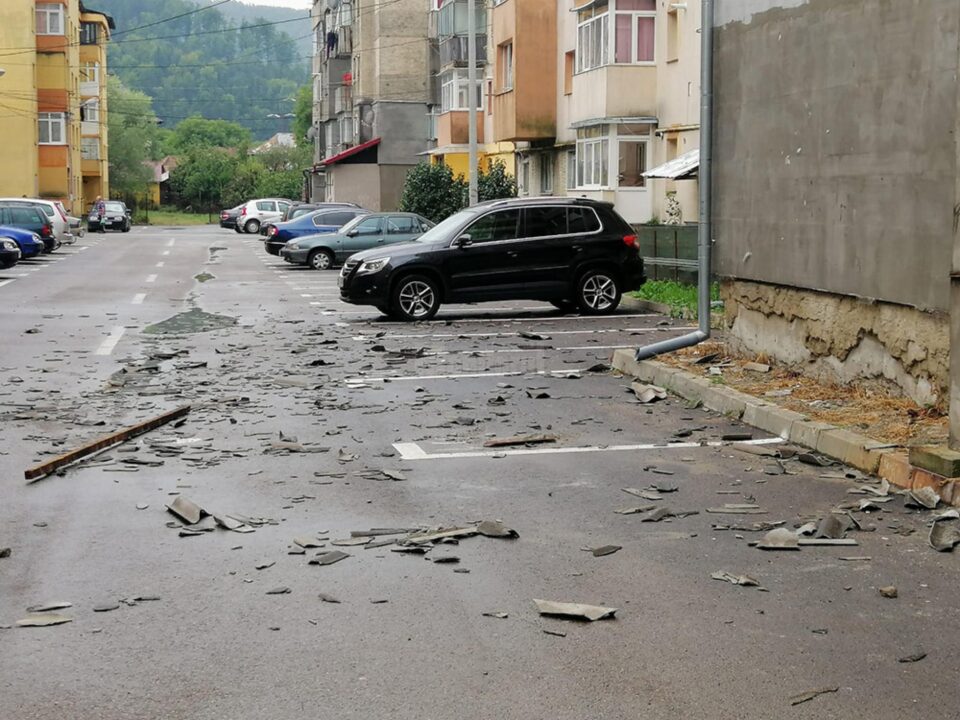 La Gura Humorului, mai multe plăci de azbociment au căzut de pe acoperișul unui bloc La Gura Humorului, mai multe plăci de azbociment au căzut de pe acoperișul unui bloc