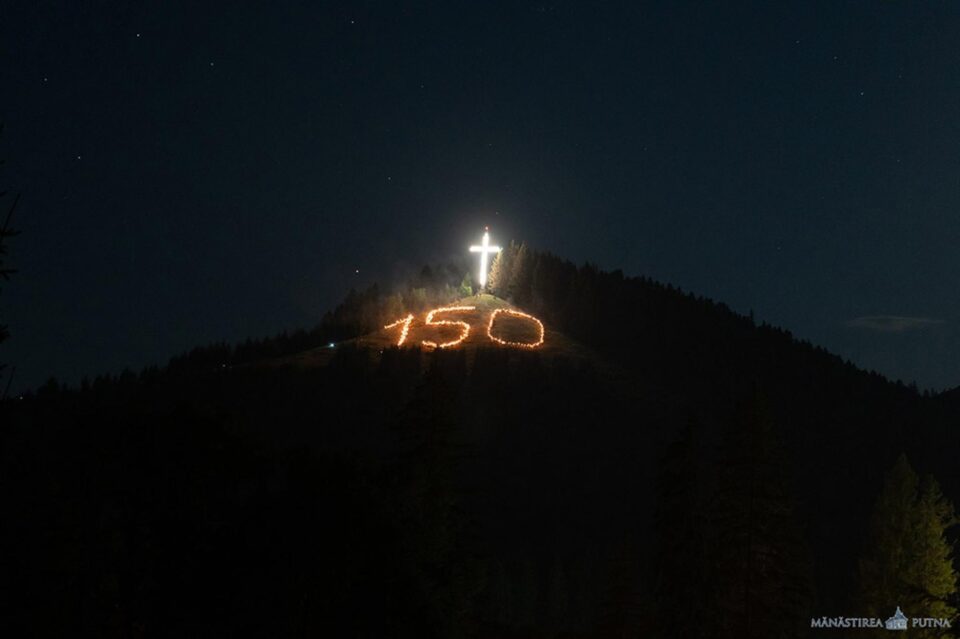 Tinerii au scris cu făclii numărul aniversar 150 pe dealul lui Ștefan Sursă foto: Mănăstirea Putna