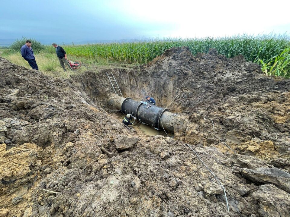 Crater uriaș format în câmp, la Berchișești, de apa care a țâșnit din conducta magistrală de alimentare cu apă a Sucevei