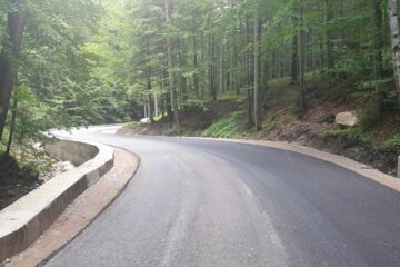 Au început lucrările de asfaltare a DJ 175A, Câmpulung Moldovenesc-Rarău, prin Izvorul Alb