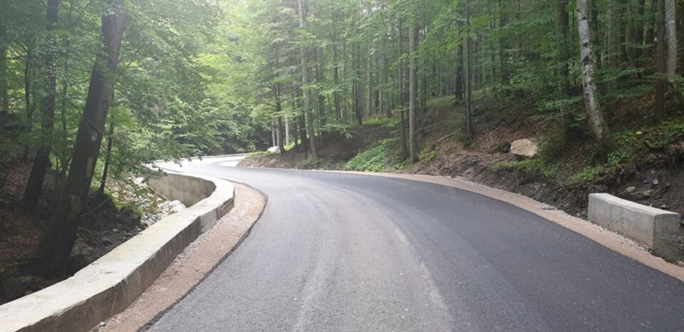 Au început lucrările de asfaltare a DJ 175A, Câmpulung Moldovenesc-Rarău, prin Izvorul Alb Au început lucrările de asfaltare a DJ 175A, Câmpulung Moldovenesc-Rarău, prin Izvorul Alb
