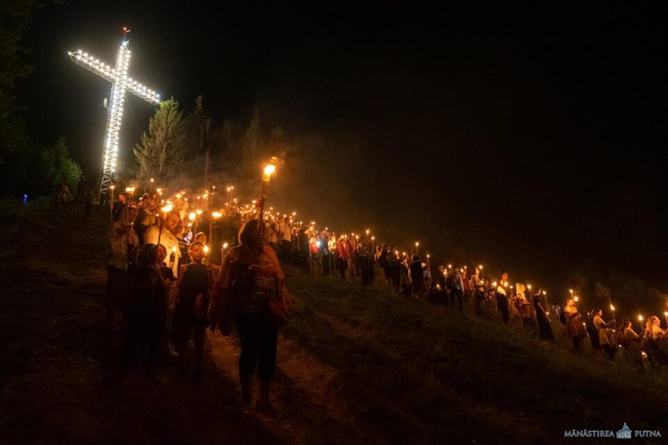 Tinerii au scris cu făclii numărul aniversar 150 pe dealul lui Ștefan Sursă foto: Mănăstirea Putna