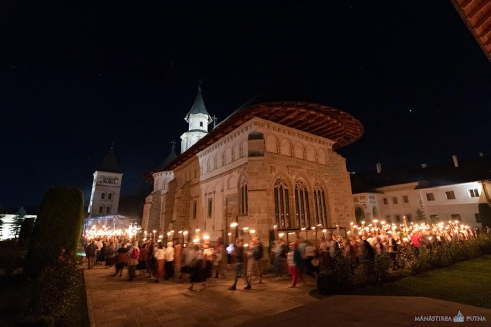 Sute de tineri au aprins torțe și au cântat imnuri religioase și cântece patriotice la Putna Sursă foto: Mănăstirea Putna