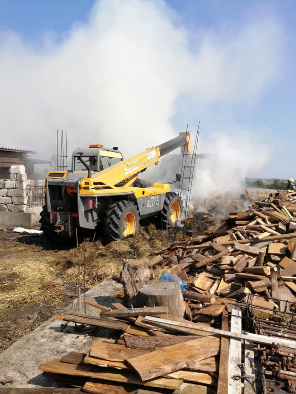 Un depozit de furaje a fost mistuit de flăcări
