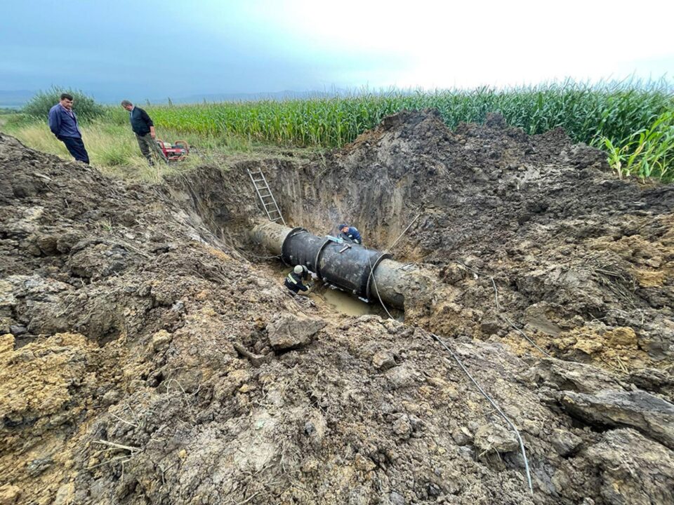 Crater uriaș format în câmp, la Berchișești, de apa care a țâșnit din conducta magistrală de alimentare cu apă a Sucevei