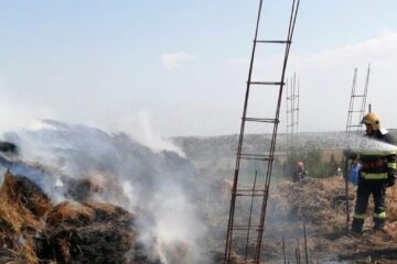 Un depozit de furaje a fost mistuit de flăcări