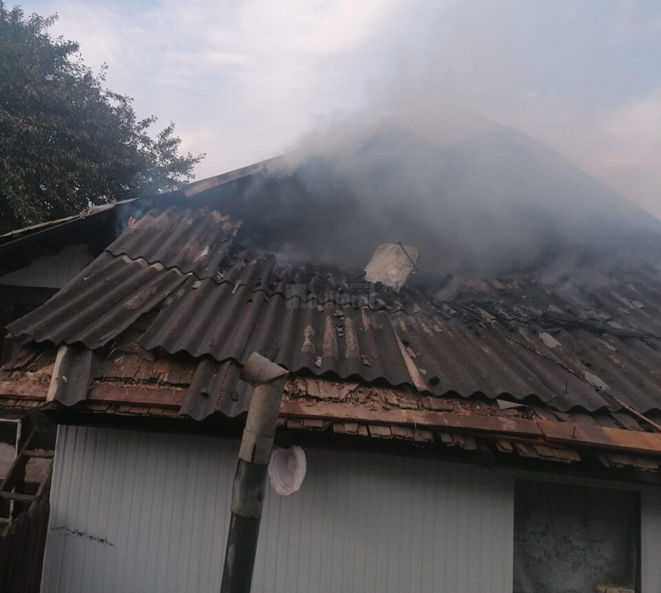 O casă și o bucătărie de vară, afectate de flăcări într-un sat din comuna Bunești