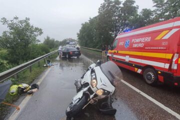 Motocicleta avariată și locul accidentului de la Dănila