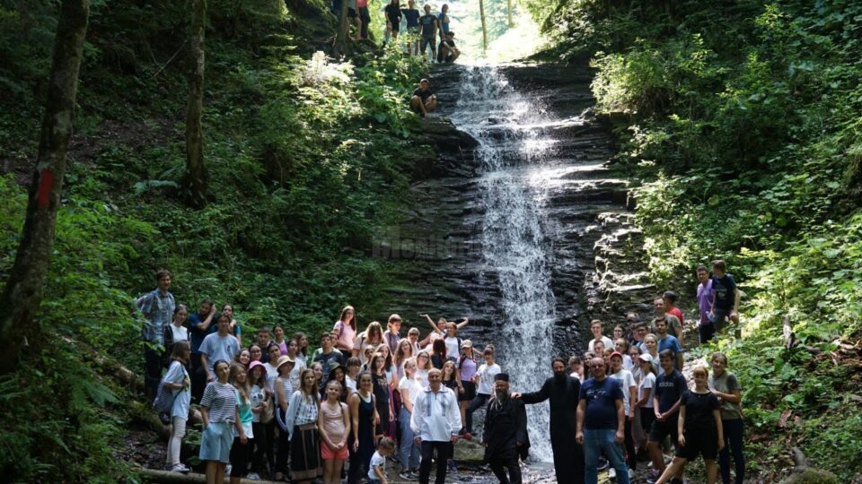 Tinerii din ATOS au pornit în explorarea frumosului ținut dintre cele două mănăstiri emblematice ale Bucovinei