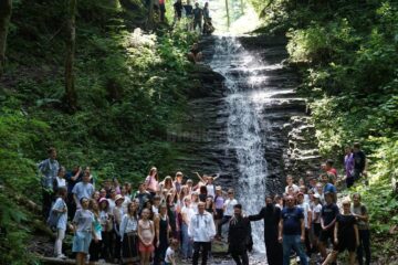 Tinerii din ATOS au pornit în explorarea frumosului ținut dintre cele două mănăstiri emblematice ale Bucovinei