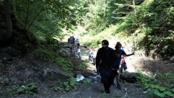 Tinerii din ATOS au pornit în explorarea frumosului ținut dintre cele două mănăstiri emblematice ale Bucovinei