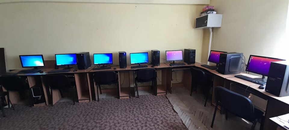 Firma Egger România a dotat cu computere Clubul Copiilor Rădăuți