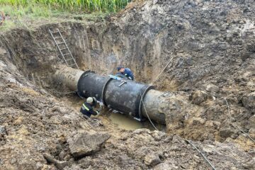 Crater uriaș format în câmp, la Berchișești, de apa care a țâșnit din conducta magistrală de alimentare cu apă a Sucevei