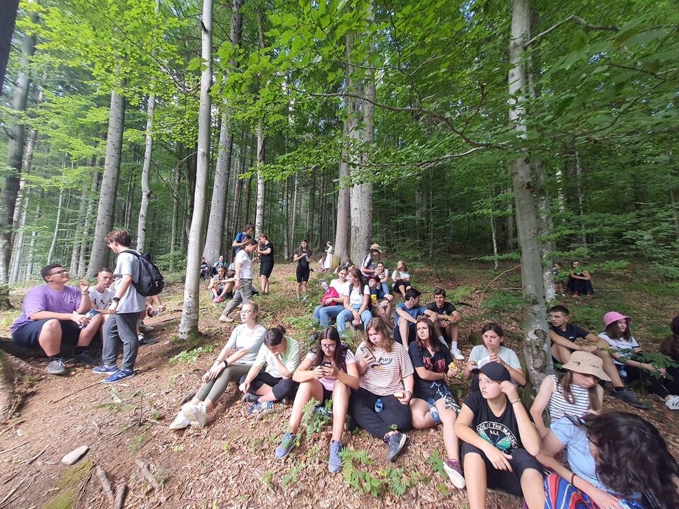 Tinerii din ATOS au pornit în explorarea frumosului ținut dintre cele două mănăstiri emblematice ale Bucovinei Tinerii din ATOS au pornit în explorarea frumosului ținut dintre cele două mănăstiri emblematice ale Bucovinei