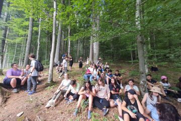 Tinerii din ATOS au pornit în explorarea frumosului ținut dintre cele două mănăstiri emblematice ale Bucovinei