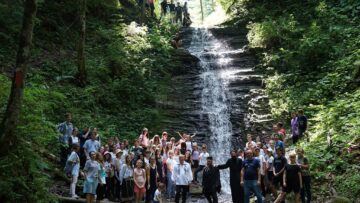 Tinerii din ATOS au pornit în explorarea frumosului ținut dintre cele două mănăstiri emblematice ale Bucovinei