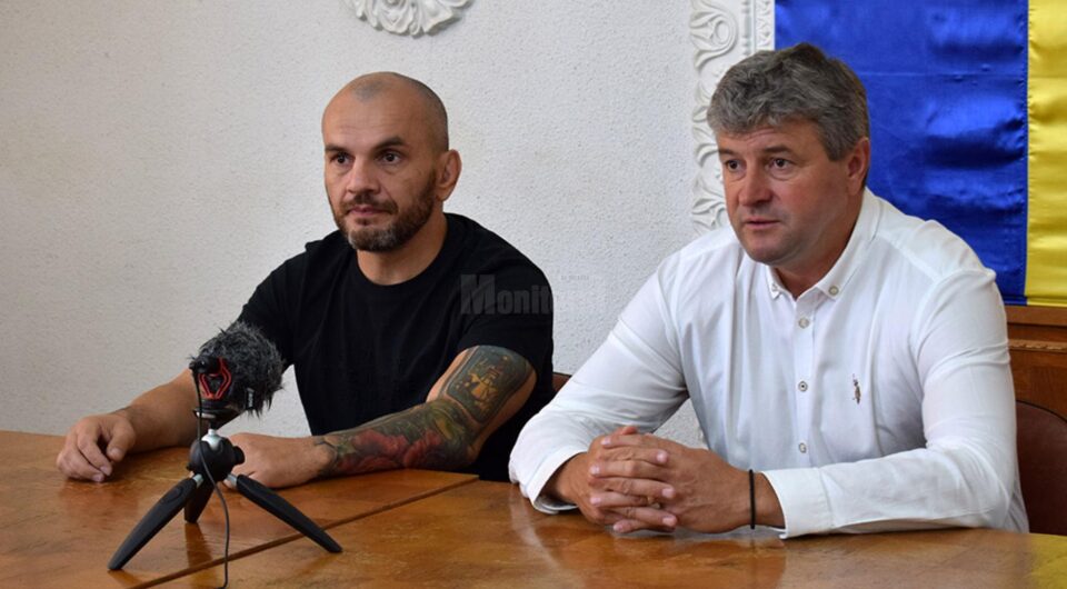Luptătorul de kick box Ionuț Atodiresei, supranumit Pitbullul, și primarul municipiului Fălticeni, Cătălin Coman