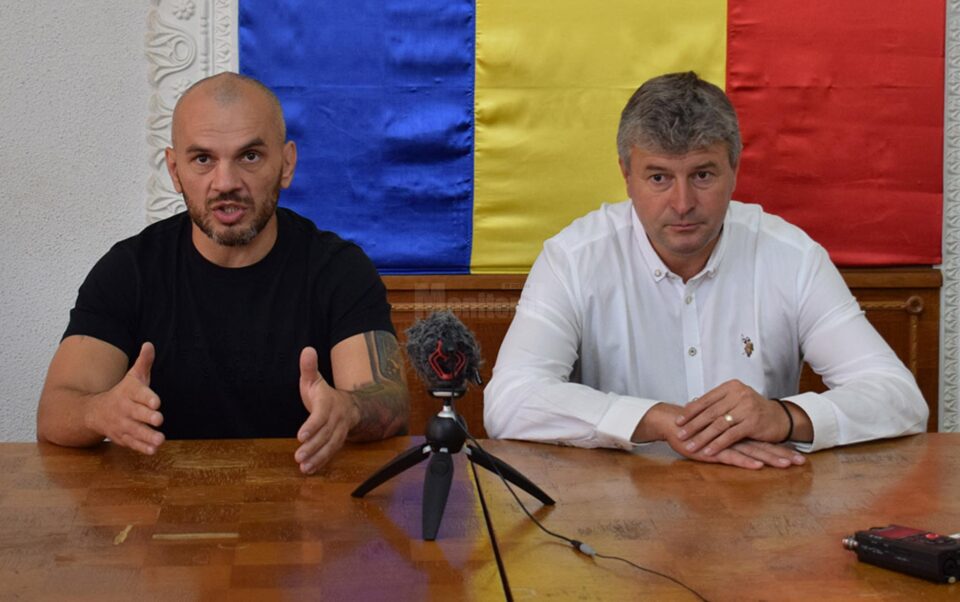 Luptătorul de kick box Ionuț Atodiresei, supranumit Pitbullul, și primarul municipiului Fălticeni, Cătălin Coman Luptătorul de kick box Ionuț Atodiresei, supranumit Pitbullul, și primarul municipiului Fălticeni, Cătălin Coman