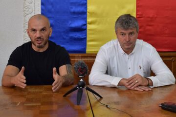 Luptătorul de kick box Ionuț Atodiresei, supranumit Pitbullul, și primarul municipiului Fălticeni, Cătălin Coman