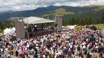 Peste 10.000 de oameni din județele Suceava și Maramureș, delegații din Republica Moldova, Polonia și Lituania, dar și mulți turiști au petrecut, duminică la Prislop
