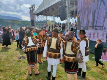 Mii de oameni din Suceava și Maramureș, dar și mulți turiști au petrecut, duminică, la „Hora la Prislop”