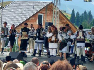 Mii de oameni din Suceava și Maramureș, dar și mulți turiști au petrecut, duminică, la „Hora la Prislop”