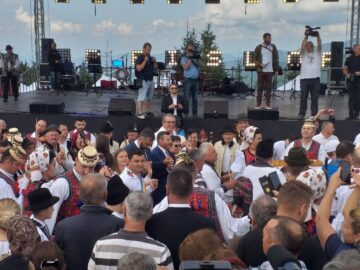 Bucuria de a dansa se citeste pe fetele oamenilor