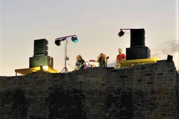 Formația Trooper în concert pe zidurile Cetății Suceava