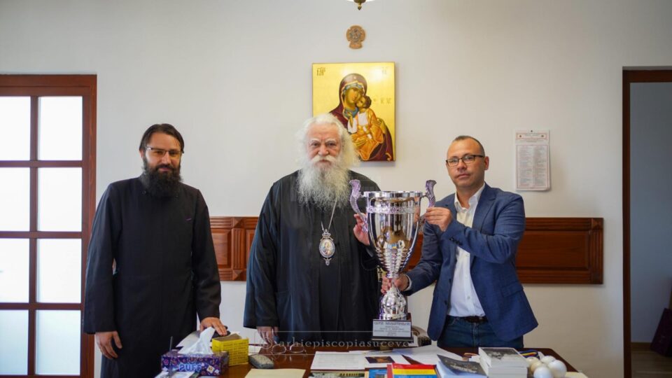 Înaltpreasfințitul Calinic, alături de părintele Justinian Remus Cojocar și de Ciprian Anton, președintele AJF Sursa foto arhiepiscopiasucevei.ro Înaltpreasfințitul Calinic, alături de părintele Justinian Remus Cojocar și de Ciprian Anton, președintele AJF Sursa foto arhiepiscopiasucevei.ro