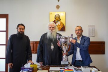 Înaltpreasfințitul Calinic, alături de părintele Justinian Remus Cojocar și de Ciprian Anton, președintele AJF Sursa foto arhiepiscopiasucevei.ro
