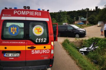 De pe motocicletă la spital, după ce au fost acroșați în timpul depășirii unei coloane