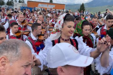 Peste 10.000 de oameni din județele Suceava și Maramureș, delegații din Republica Moldova, Polonia și Lituania, dar și mulți turiști au petrecut, duminică la Prislop