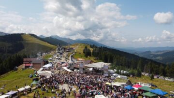 Mii de oameni din Suceava și Maramureș, dar și mulți turiști au petrecut, duminică, la „Hora la Prislop”