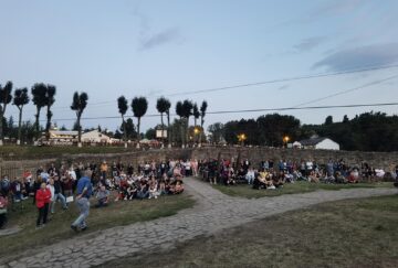 Public numeros, raspandit pe trei paliere, din cetate pina pe esplanada Cetății, la concertele organizate de Muzeul Național al Bucovinei - foto Cosmin Romega
